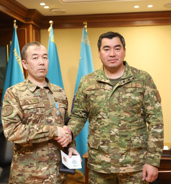 О́rtenip jatqan kólikten eki adamdy qutqarǵan azamat marapattaldy