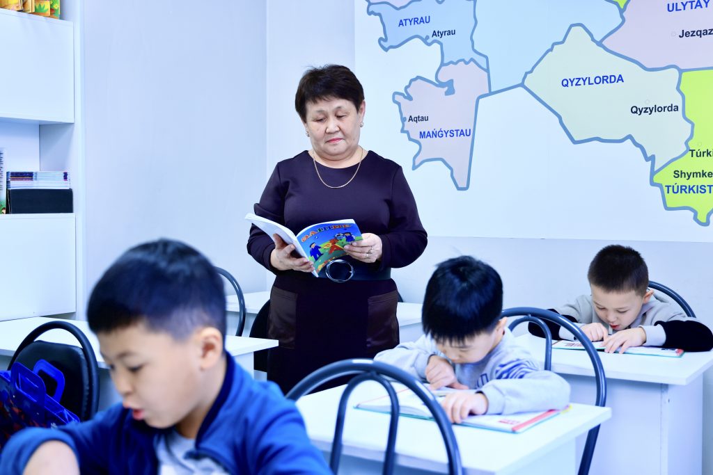 «Altyn jas»: zeınetker áleýeti