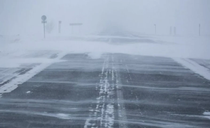 Kún raıynyń buzylýyna baılanysty eki óńirde jol jabyldy