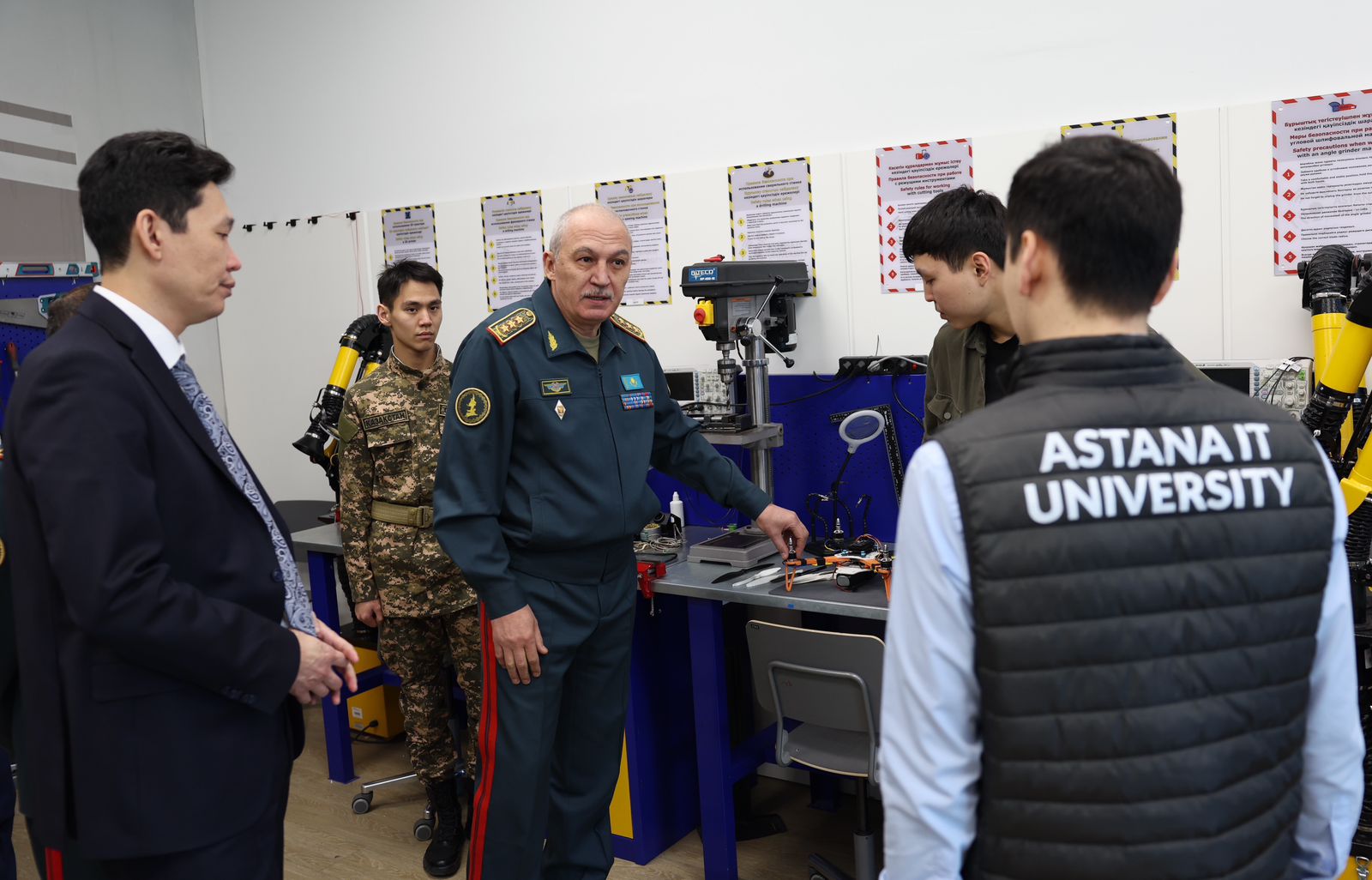 Qorǵanys mınıstri Astana IT University stýdentterimen kezdesti