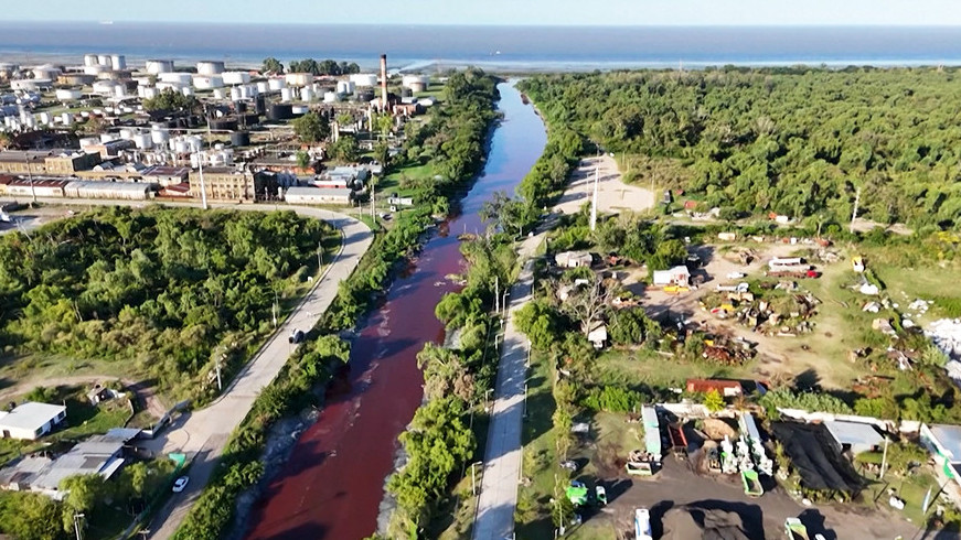 Býenos-Aırestegi sý arnasy qyzyl túske boıaldy