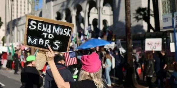 Amerıkalyqtar Ilon Masktyń qyzmetten ketýin talap etti