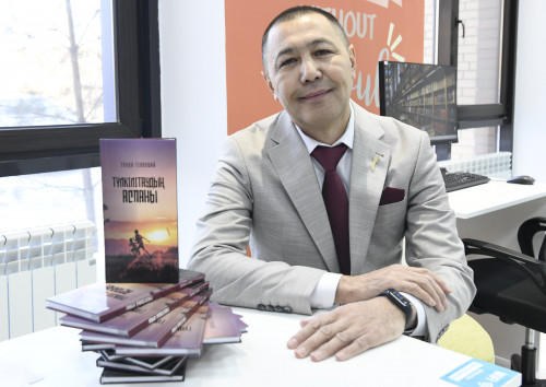 Jańa kitap oqyrmanǵa jol tartty