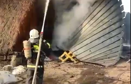 Almatyda iri qoıma órtendi