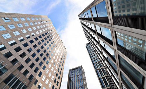 Astanada jasóspirim qyz bıikten qulap, kóz jumdy