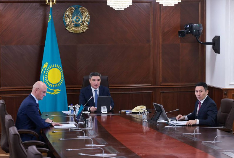 Oljas Bektenov birlesken ınvestorlardy belsendi tartýdy tapsyrdy