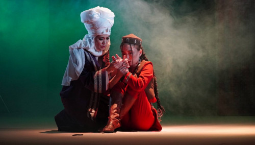 Oral teatry «Dına» dramasyn sahnalady