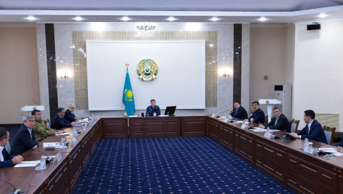 Oljas Bektenov sý tasqyny kezeńine daıyndyq jóninde respýblıkalyq keńes ótkizdi