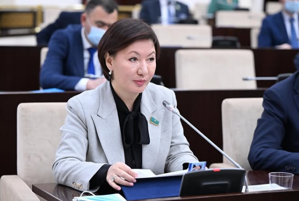 Burynnan qoldanystaǵy emdeý ádisteri Qazaqstanda áli saraptamadan ótip jatyr - depýtat