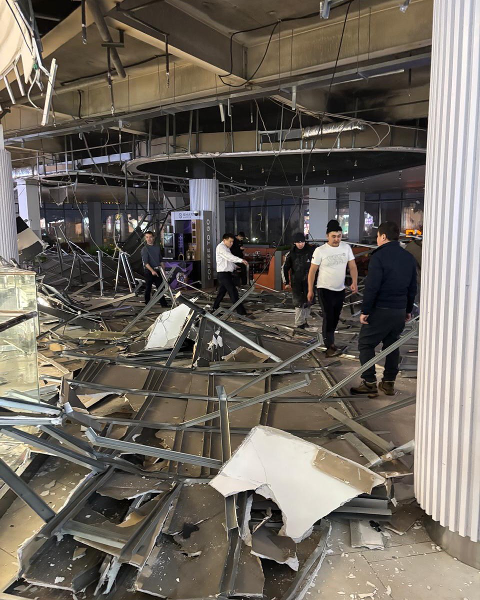 Ekibastuzda saýda úıiniń tóbesi opyrylyp tústi