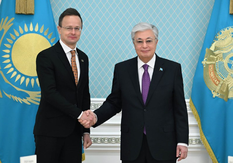 Toqaev Majarstannyń Syrtqy ister mınıstrin qabyldady