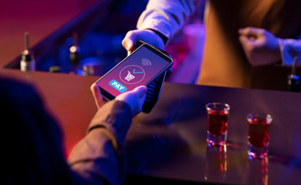 Er adam óz páterinde onlaın-kazıno uıymdastyrǵan