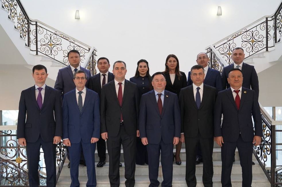 Ázerbaıjan sýdıalary Qazaqstannyń Joǵarǵy Sotyna keldi