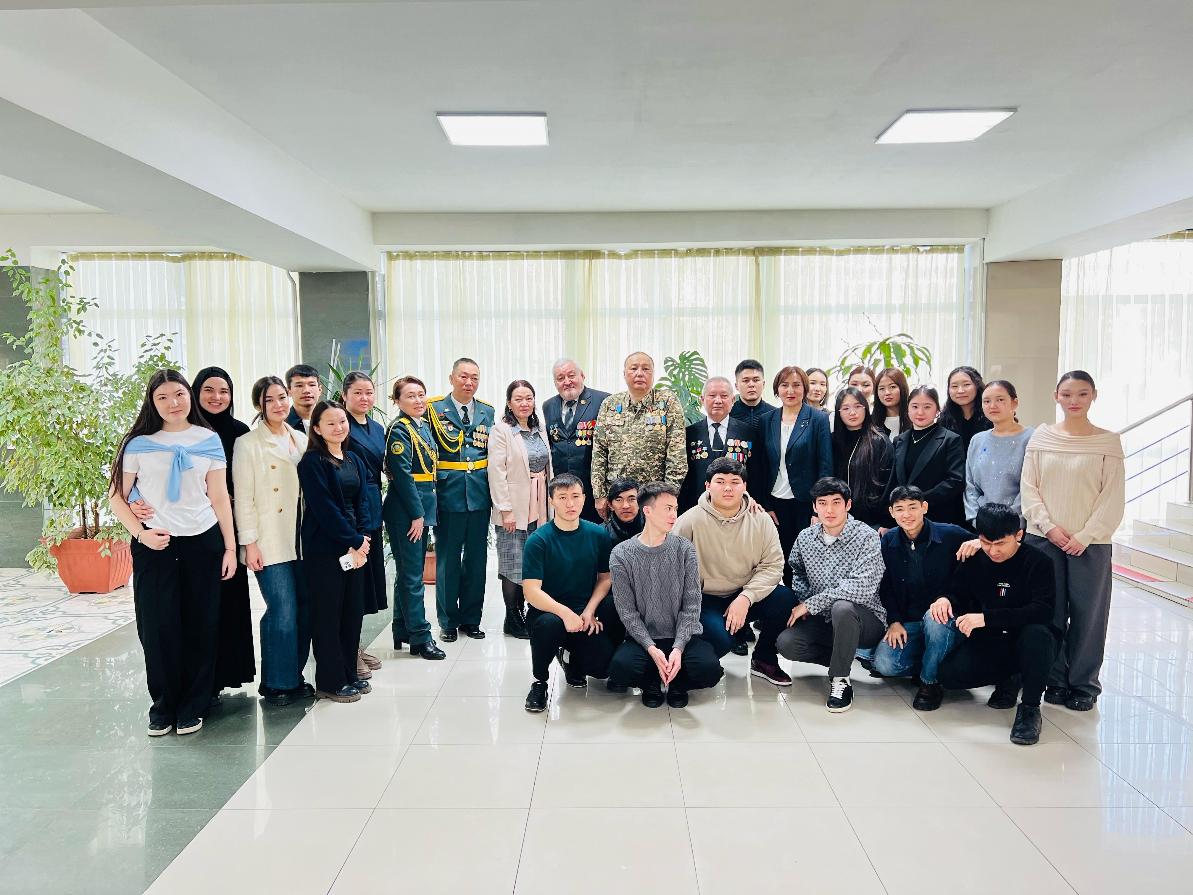 Stýdentter aýǵan soǵysy ardagerlerimen kezdesti