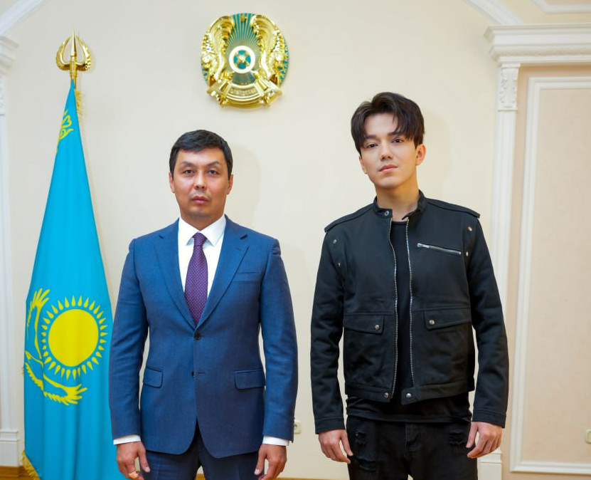 Antıkor tóraǵasy Dımash Qudaıbergenmen kezdesti