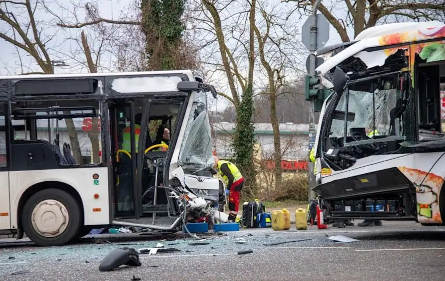 Eki avtobýs soqtyǵysyp, 35 adam zardap shekti