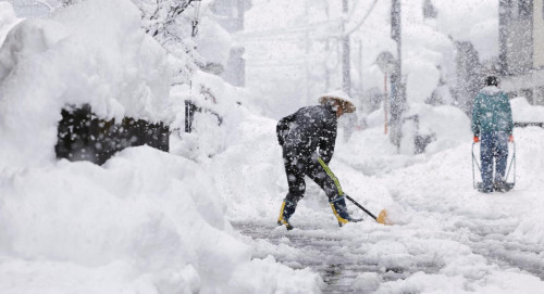 Japonııada buryn-sońdy bolmaǵan kólemde qar jaýdy