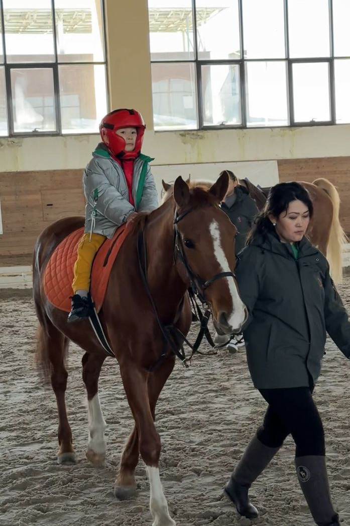 Erekshe balalarǵa arnalǵan ıppoterapııa ortalyǵy ashyldy