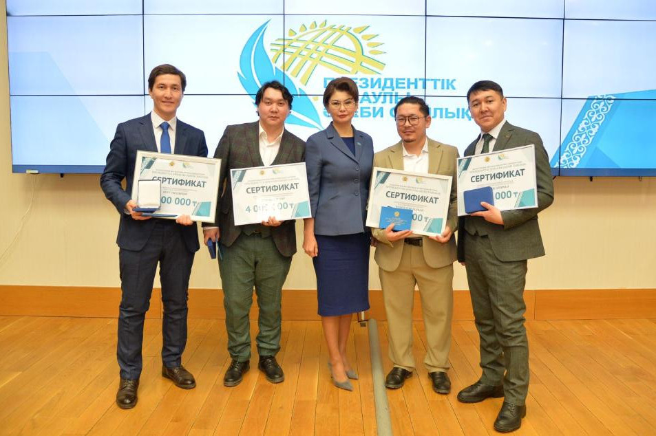 Jas aqyn-jazýshylarǵa Prezıdenttik arnaýly ádebı syılyq tabystaldy