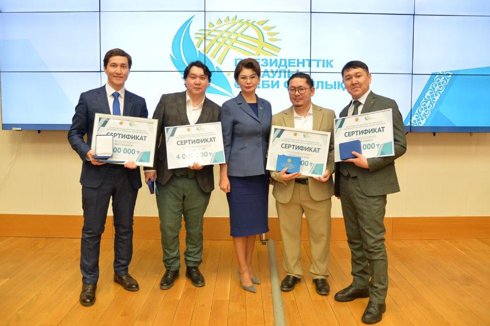 Áriptesimiz ádebı syılyqqa ıe boldy