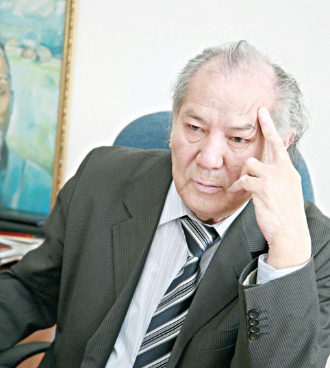 Ádebıet áleminiń tórinde