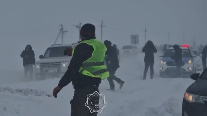 Mańǵystaý oblysynda 71 kólik jolda qalǵan