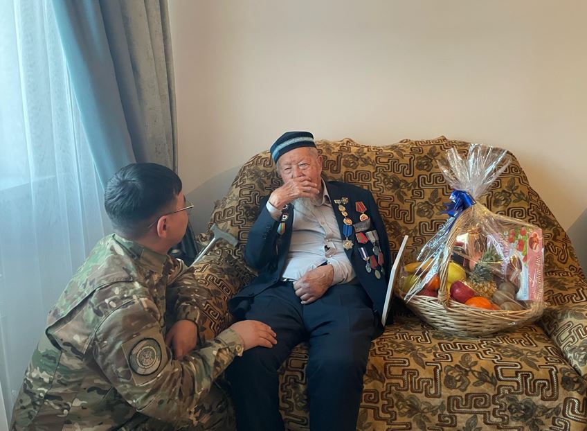 Ulandyqtar ardagerge qurmet kórsetti