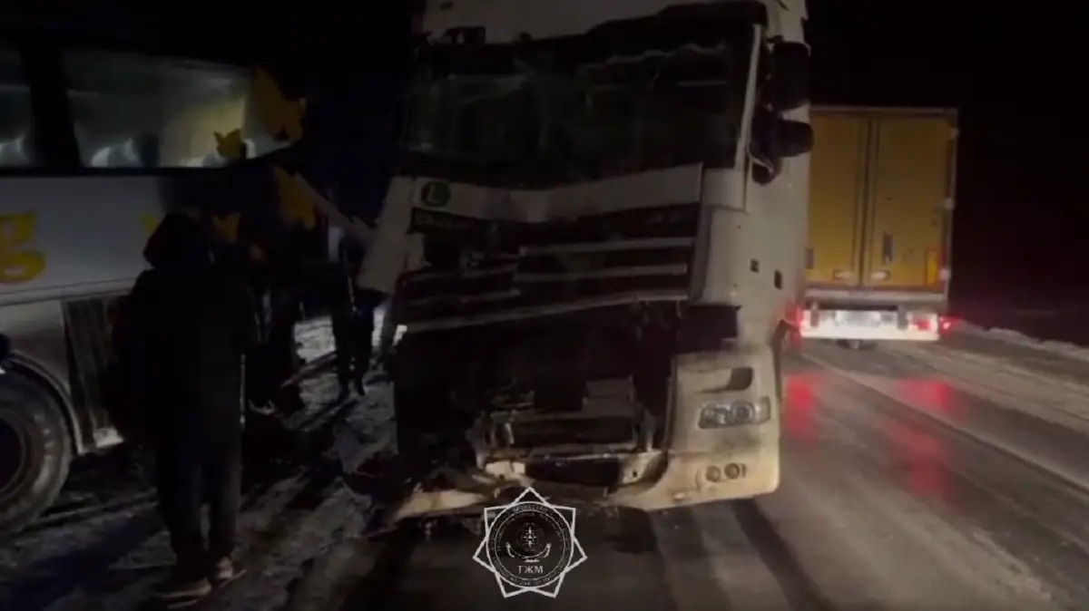 Aqtóbe oblysynda 33 jolaýshysy bar avtobýs júk kóligimen soqtyǵysqan