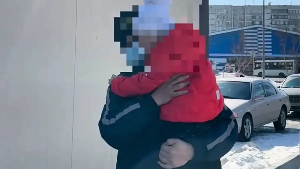 Semeıde jol jıeginde qaraýsyz júrgen bes jasar qyz tabyldy