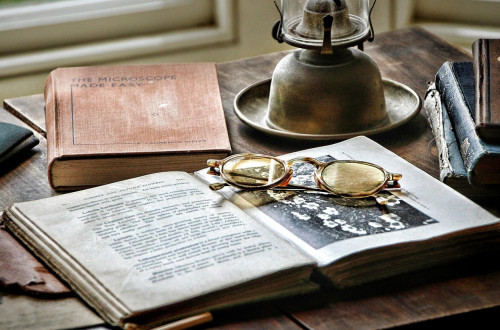 Búgin halyqaralyq jazýshylar kúni