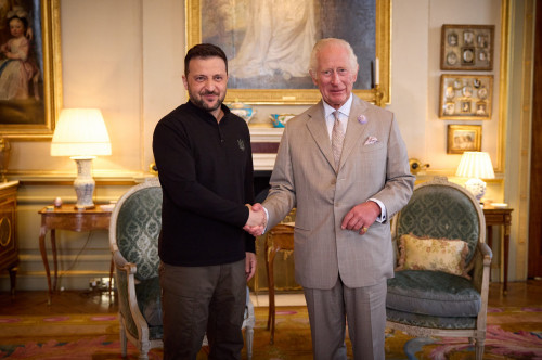 V.Zelenskıı Ulybrıtanııa korolimen kezdesti