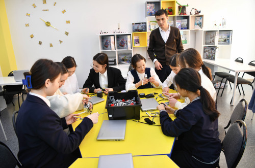 Aýyl muǵalimderiniń jalaqysy qaladan 25 paıyzǵa joǵary