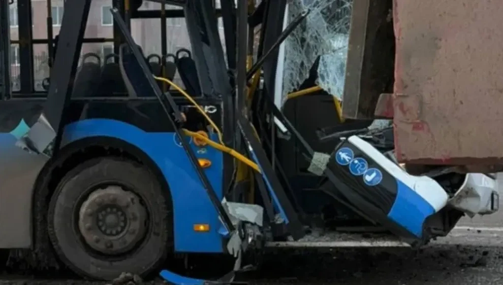 Astanada jolaýshylar avtobýsy júk kóligimen soqtyǵysqan