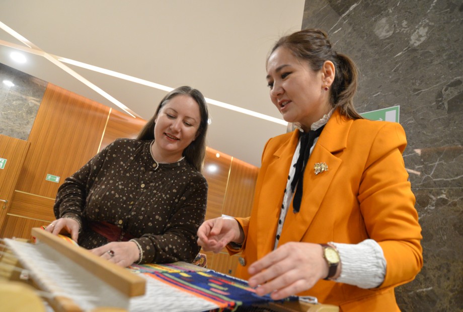 Kilem toqyp, oıýdy oqyp...