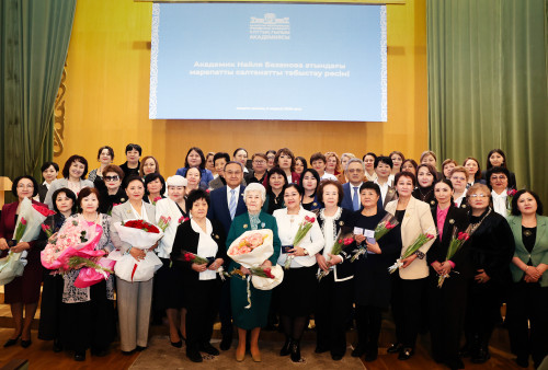 Ǵalym áıelderge Naılıa Bazanova atyndaǵy marapat tabystaldy