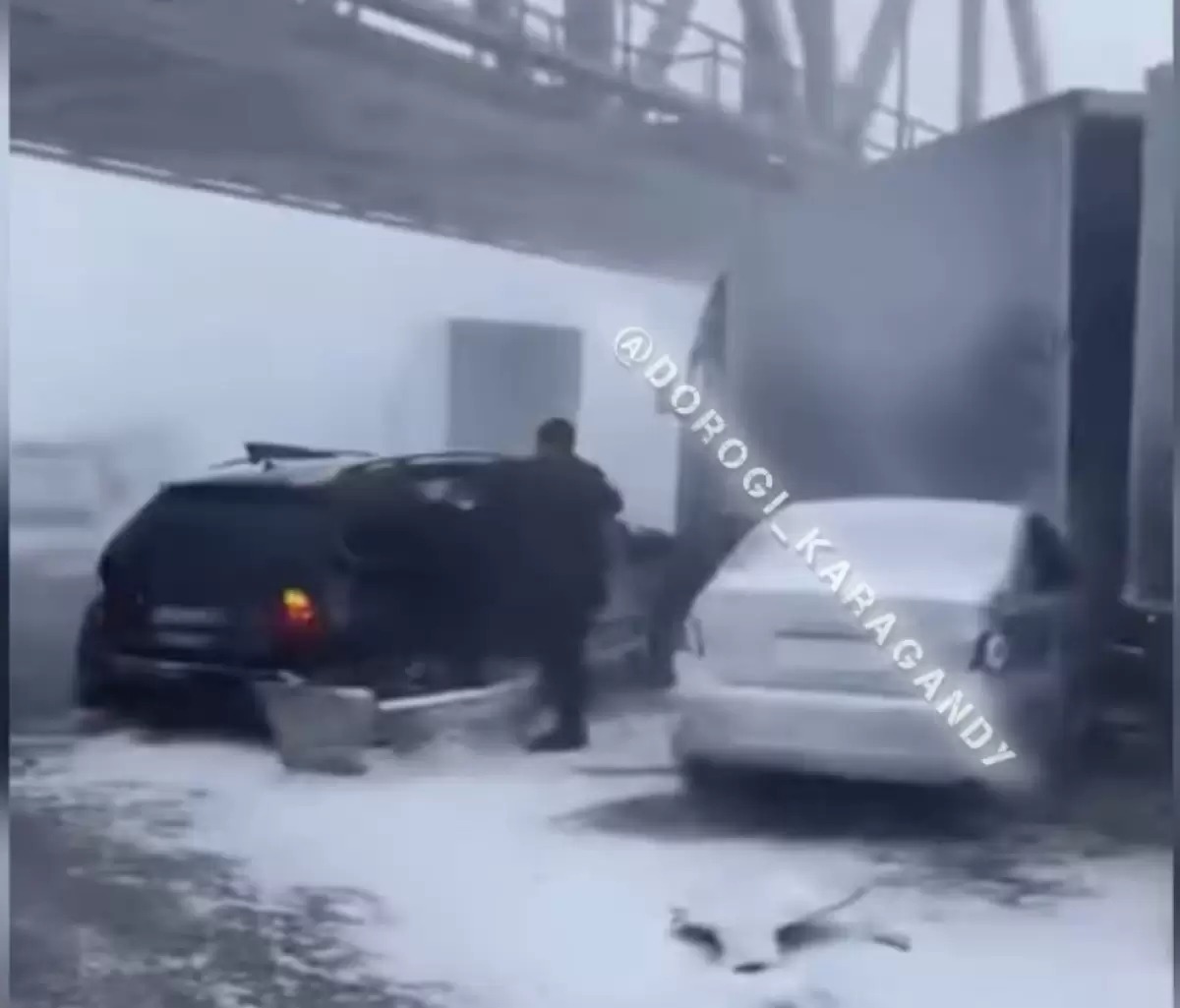 Qaraǵandyda - boran: Júzdegen kólik jolda qaldy