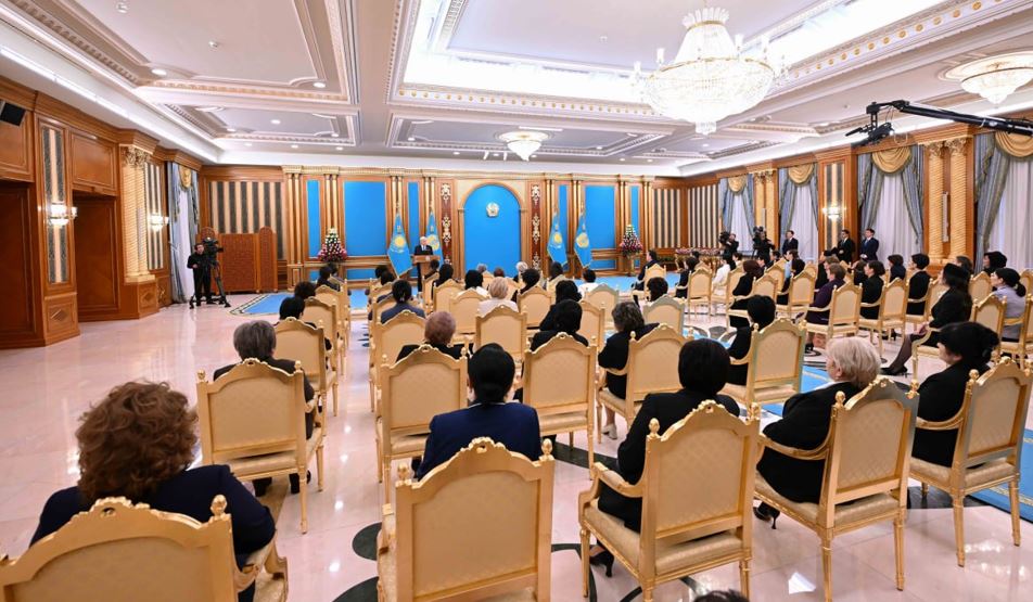 Prezıdent: Analary alańsyz qoǵamda balalar da baqytty ómir súredi