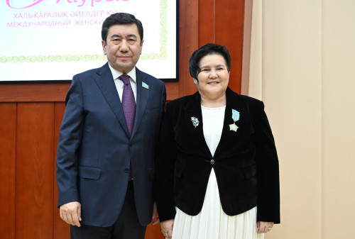 Erlan Qoshanov áıel depýtattardy kóktem merekesimen quttyqtady