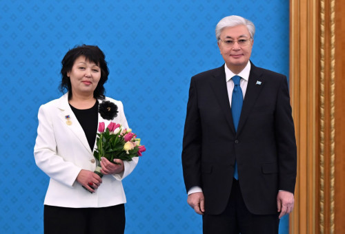 Áıelder túrli salada tabysty eńbek etip júr - Toqaev