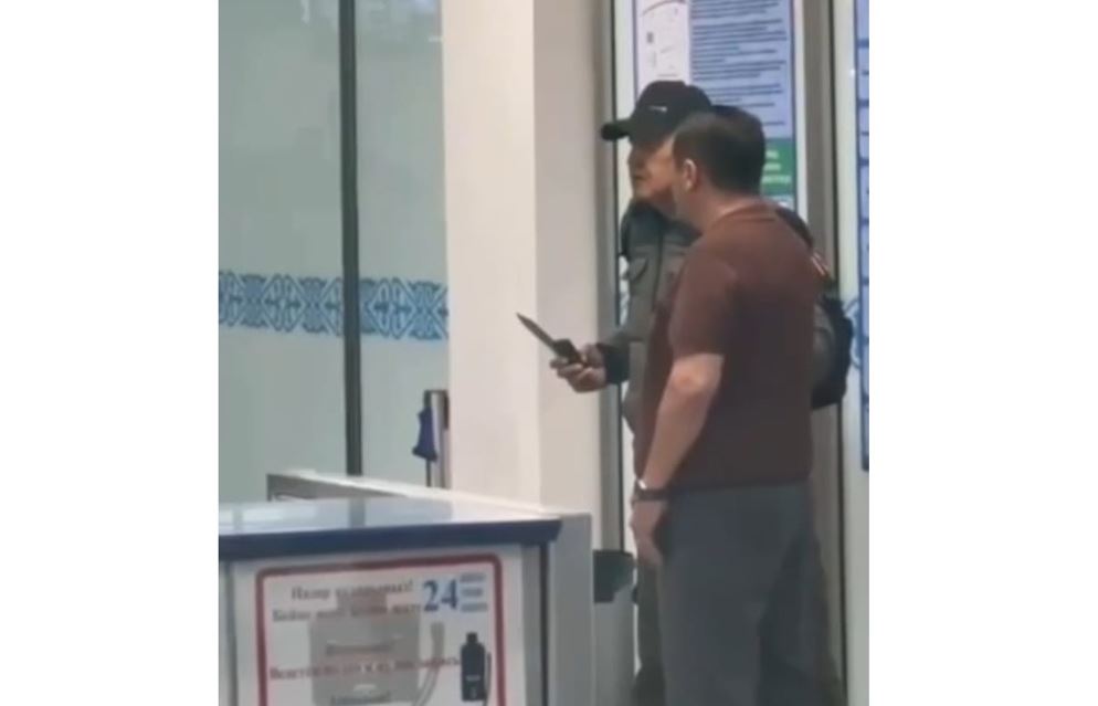 Almaty áýejaıynda belgisiz bireý áıeldi pyshaqpen qorqytqan