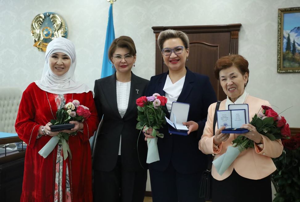 Mádenı damýǵa úles qosqan jandarǵa memlekettik nagradalar tabystaldy