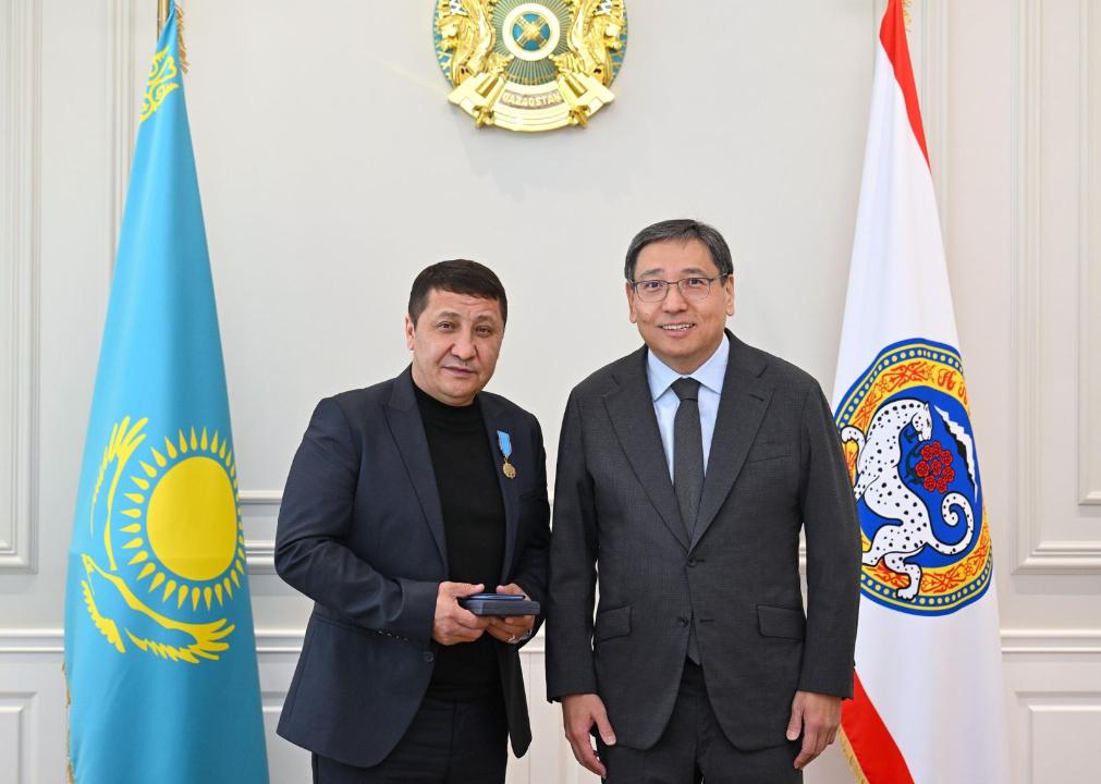 Almaty ákimi áýejaı qyzmetkerin qutqarǵan azamatty marapattady