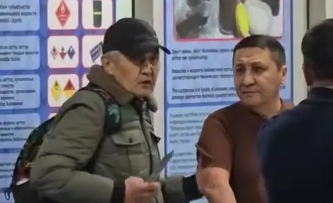 Áýejaıda qyzmetkerdi kepilge alǵan er adam eki aıǵa qamaýǵa alyndy