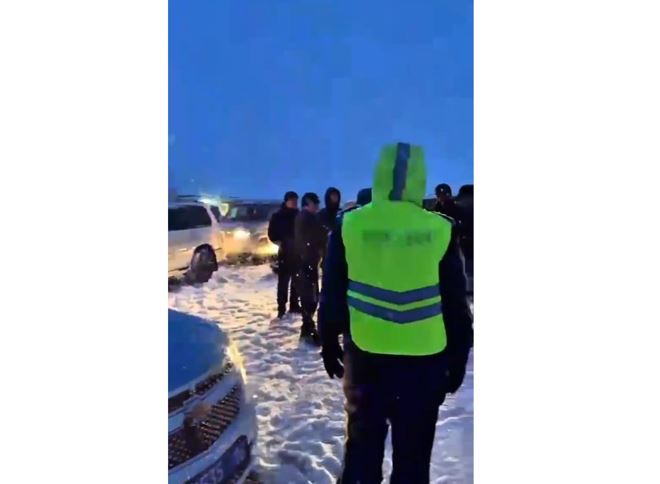 ShQO polıseıleri qarly boranda 250 kólikke kómekke keldi