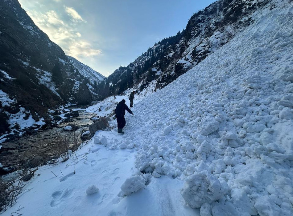 Almaty oblysynda qar kóshkini júrdi