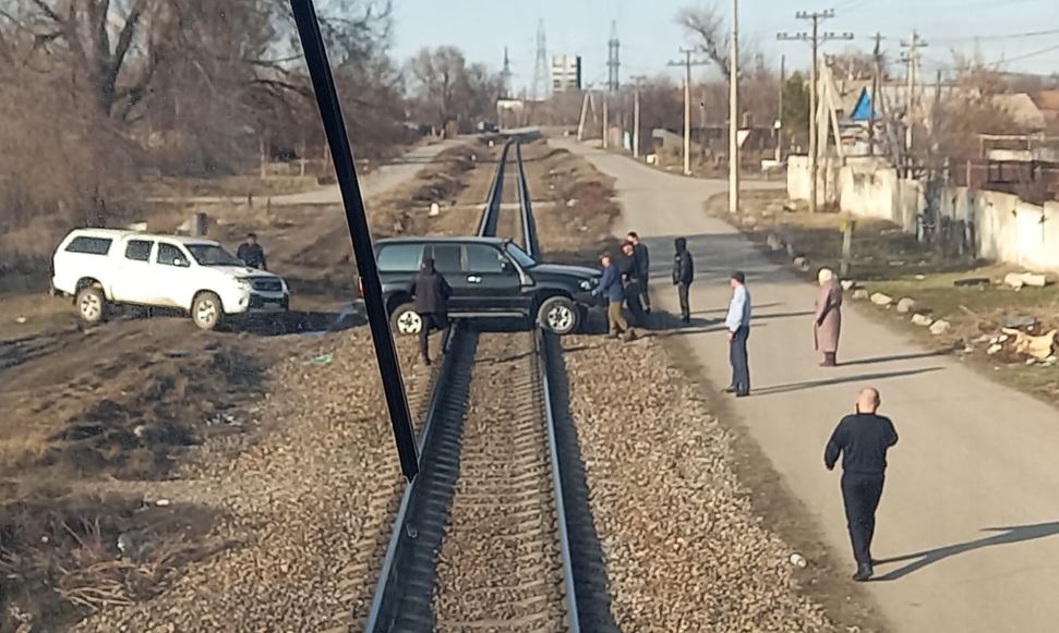 Relske qysylyp qalǵan avtokólik poıyzdyń jolyn bógegen