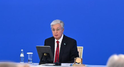 Bilimmen qatar tárbıege  kóńil bólý óte mańyzdy - Toqaev