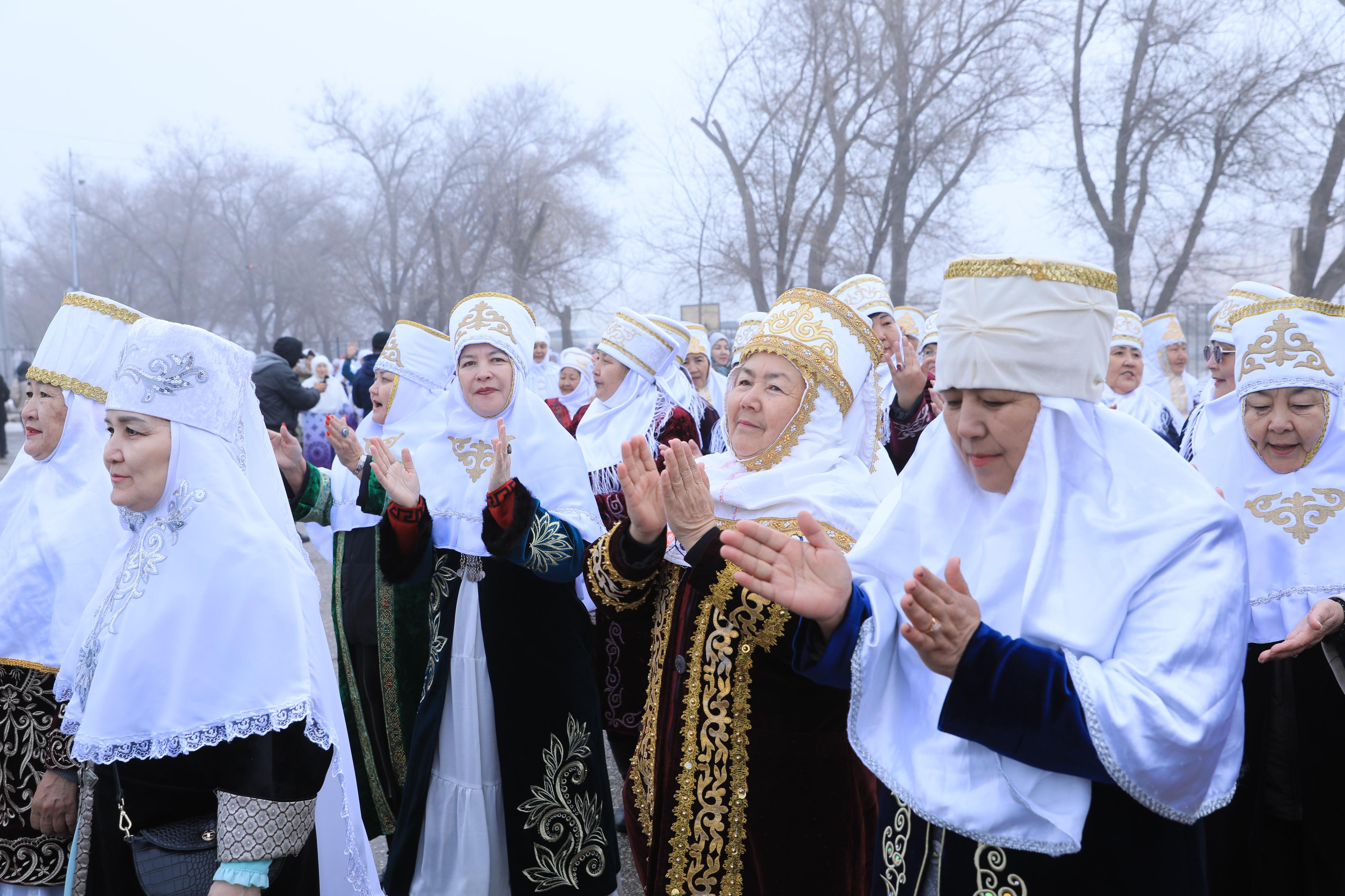 Aqtóbede 100 áje men 100 kelin ulttyq qundylyqtardy dáriptedi