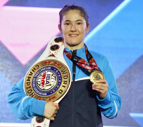 Qazaq boksshylary álem chempıonatynan úsh altyn júlde oljalady