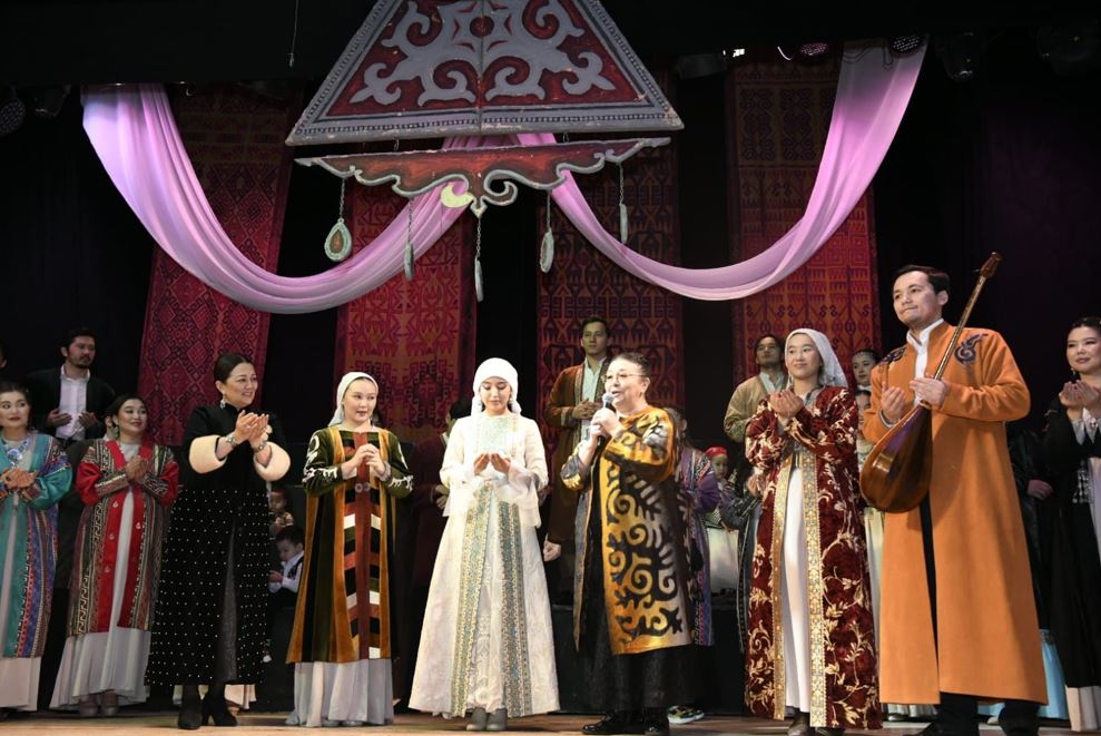 Mýzykalyq jas kórermen teatrynda 16-shy jup shańyraq kóterdi